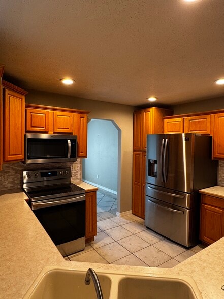Kitchen - 1107 E Robin St