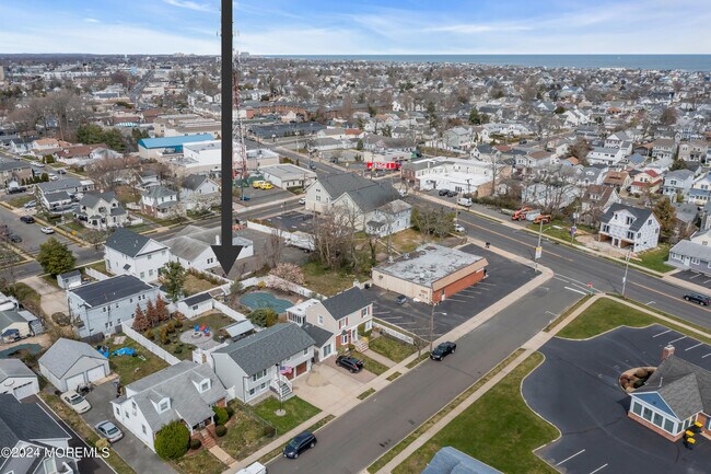 Building Photo - 718 19th Ave