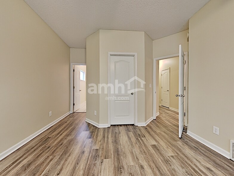 Building Photo - 3864 Lake Village Cv