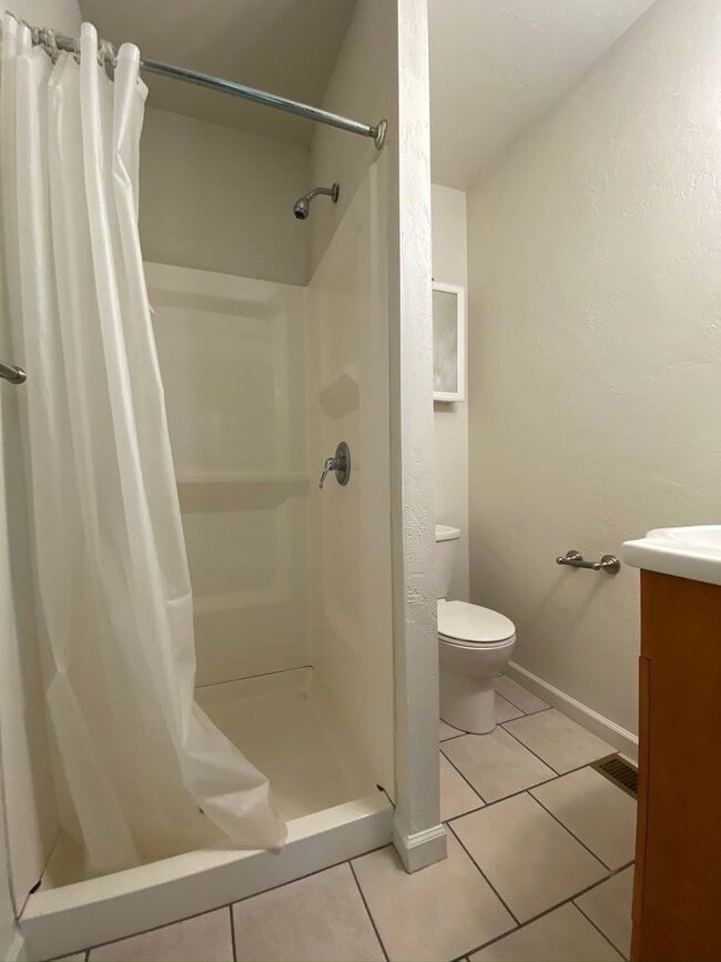 Building Photo - Rarely Available Four Bedroom in Squirrel Hill! Fully Equipped Kitchen! Call Today!