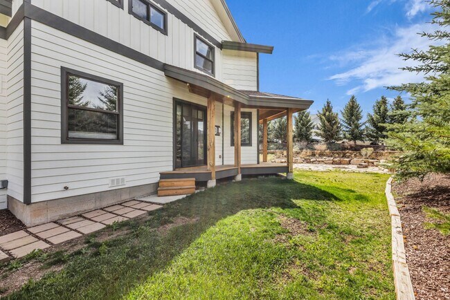 Building Photo - Stunning Mountain Retreat