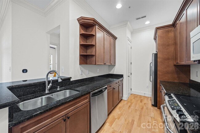 Building Photo - 2938 Selwyn Ave