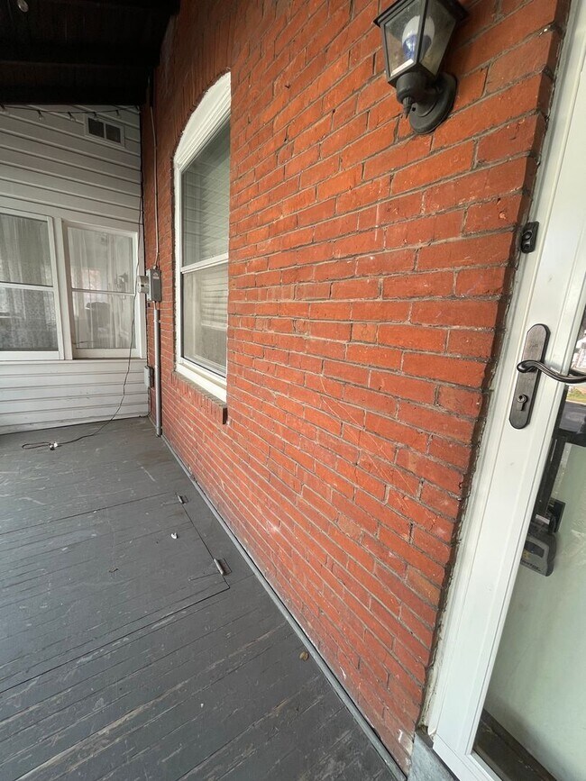 Building Photo - AVAILABLE NOW - MOVE-IN READY!!! Bright and Spacious 3 bedroom house in Drexel Hill!!