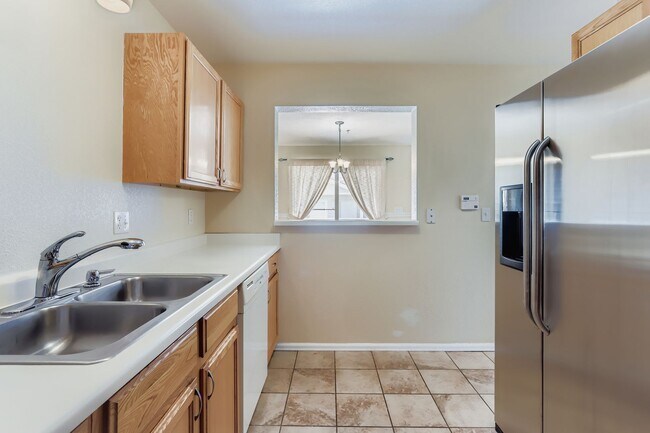 Building Photo - Check out this 2 bed 3 1/2 bath NOW!