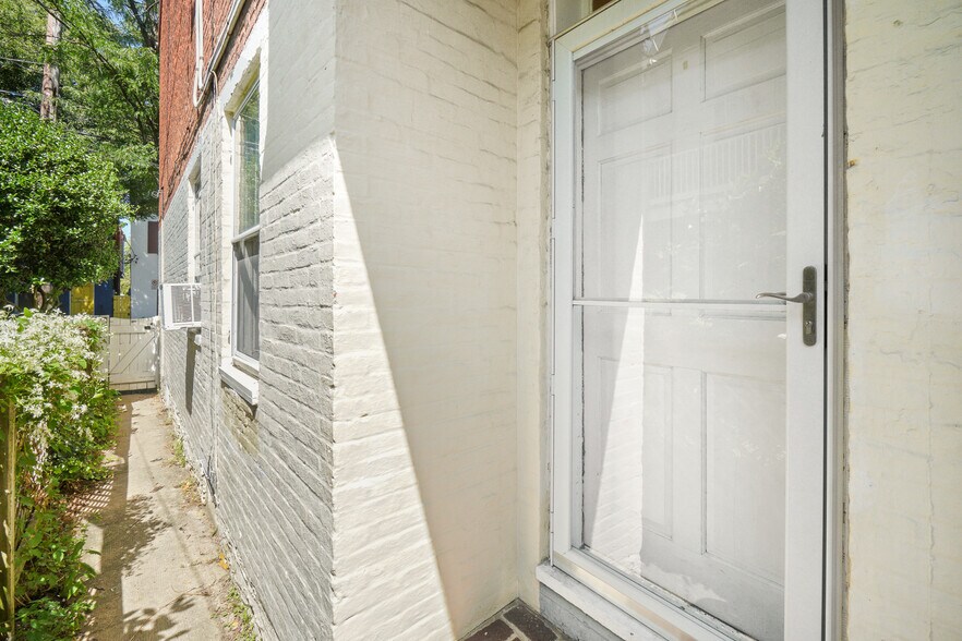Building Photo - 206 E 3rd St