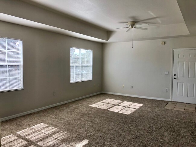 Building Photo - 2/2 condo becoming available February 1st,...