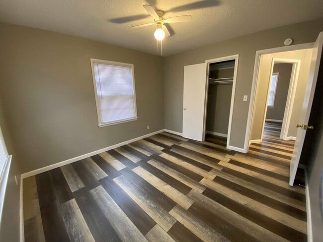 Building Photo - 3 Bedroom On West Side!