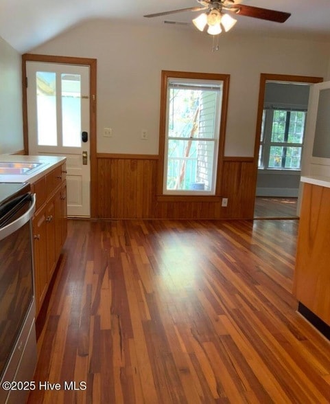 Building Photo - 220 E Vermont Ave