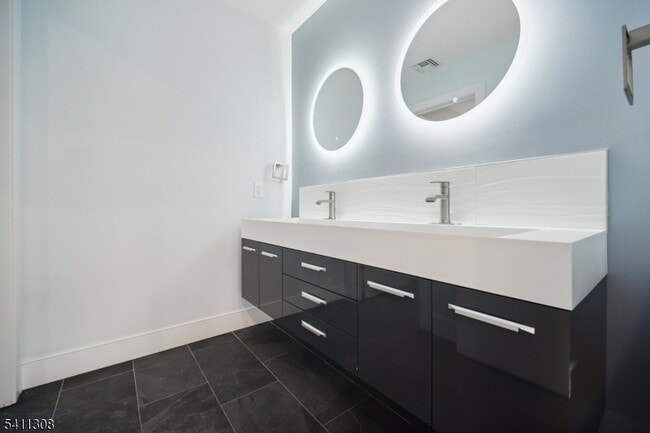 Building Photo - 134 Hillside Ave