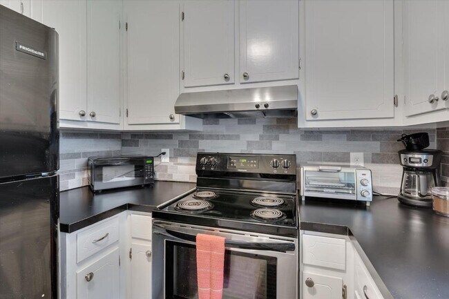 Building Photo - 210 Parthenia Dr