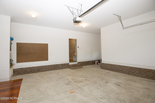 Building Photo - 105 Aster Ct