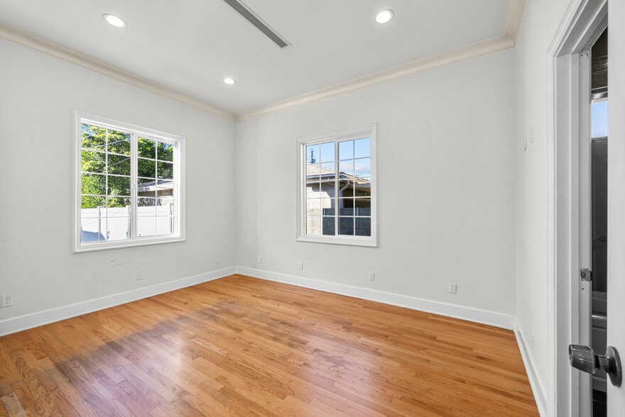 Building Photo - 6223 Simpson Ave