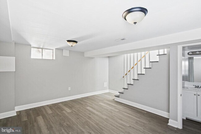 Building Photo - 165 Hampshire Rd