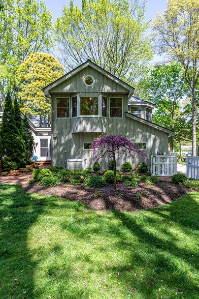 Path to private entrance - 109 Murray St