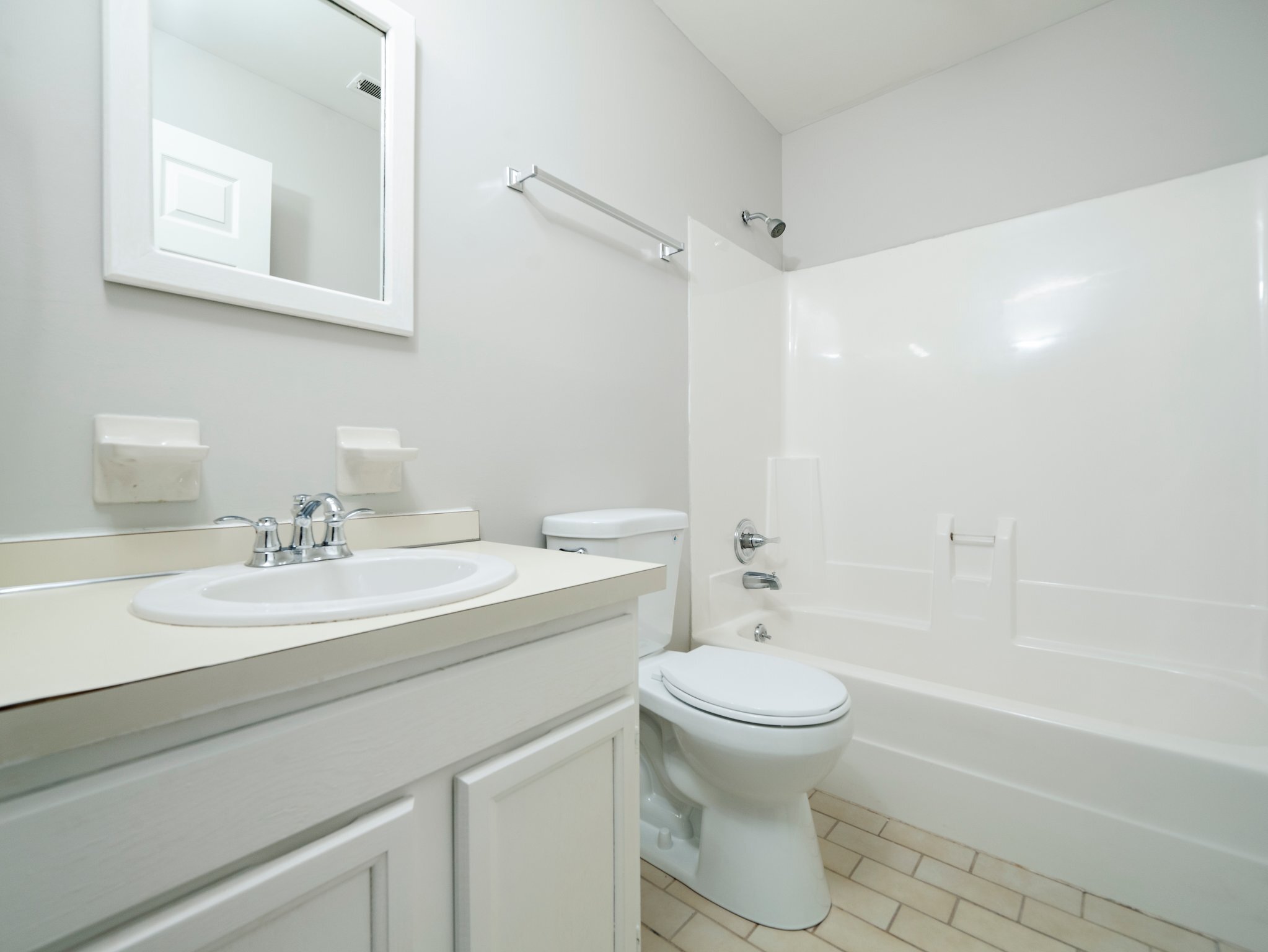 Upstairs Full Bathroom - 4358 Hunters Club Dr