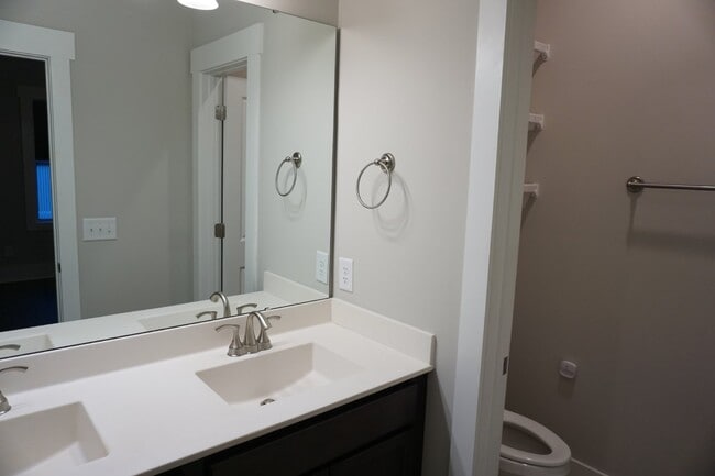 Building Photo - 4BR/3.5BA Home in the Gated Community of R...