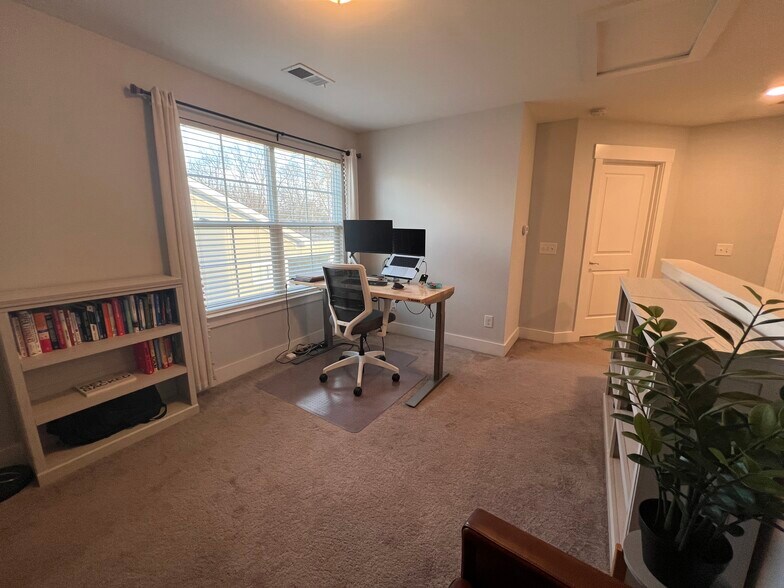 Building Photo - 2028 Gracious Dr