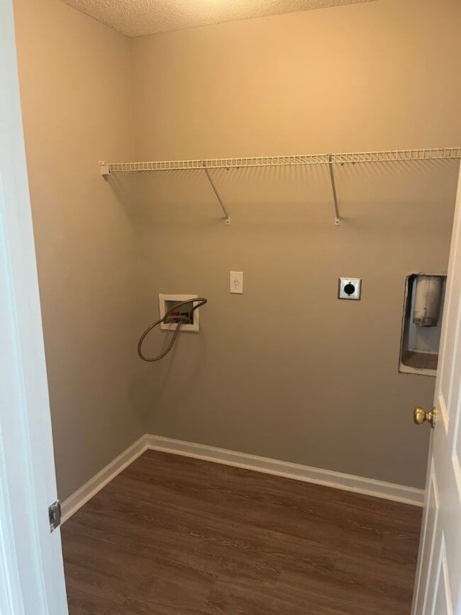 Building Photo - Available now. FULLY RENOVATED 3BR 2BA Hou...