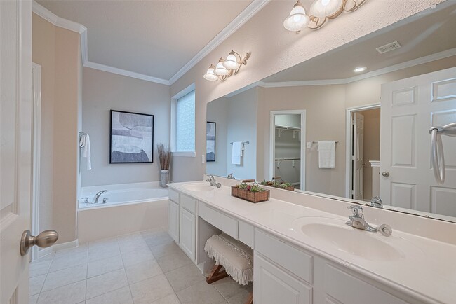 Building Photo - 23 Red Adler Pl