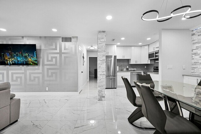 Building Photo - 6279 Bay Club Dr