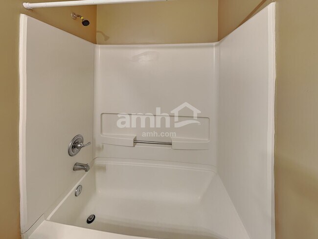 Building Photo - 1584 Silver Ridge Dr