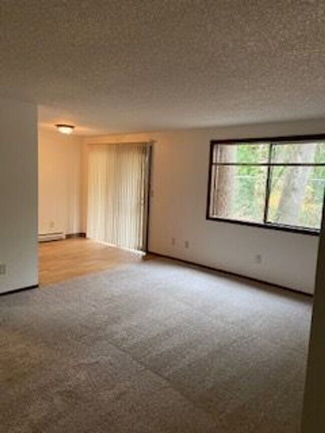 Building Photo - 2 BEDROOM 1 BATH Located next to Chemeketa...