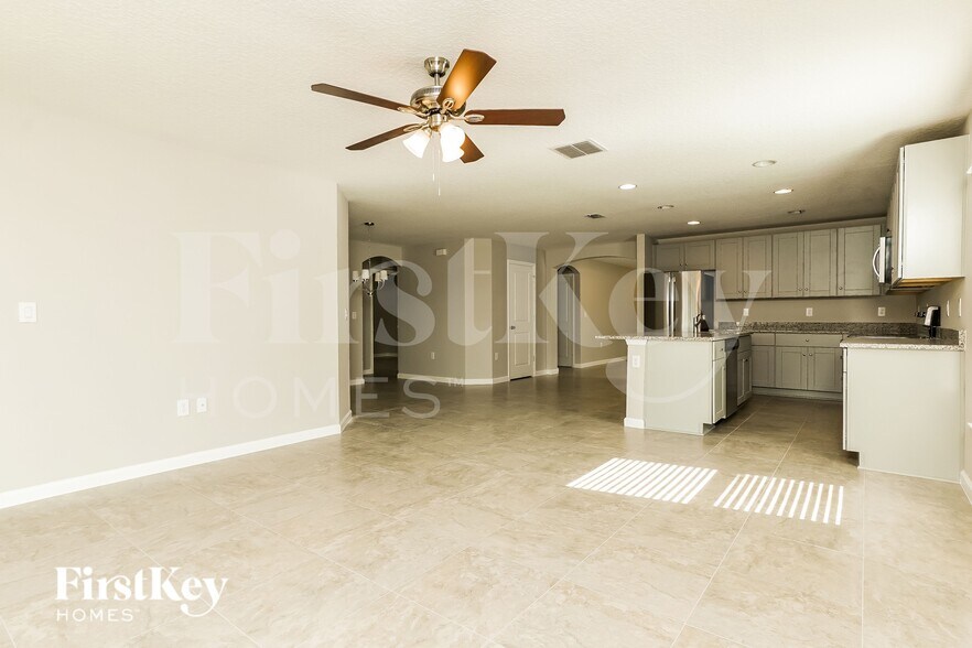 Building Photo - 422 Earhart Dr