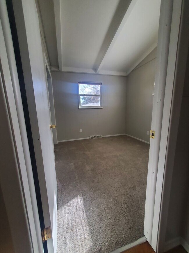 Building Photo - Spacious Ranch Style 4 BR Available in Aug...