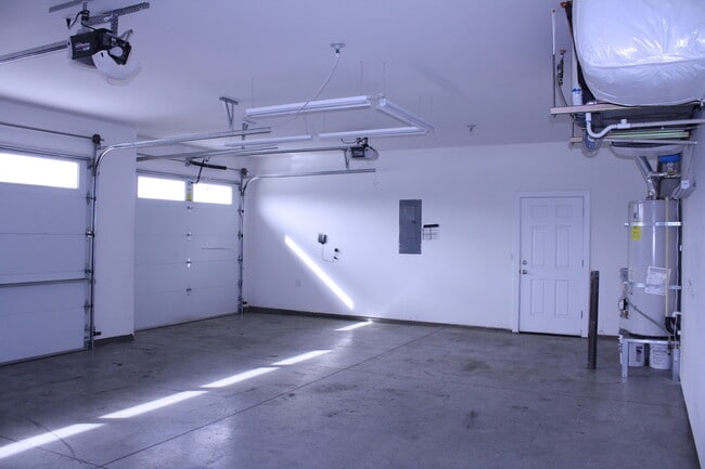 Building Photo - Centrally Located in Kennewick!