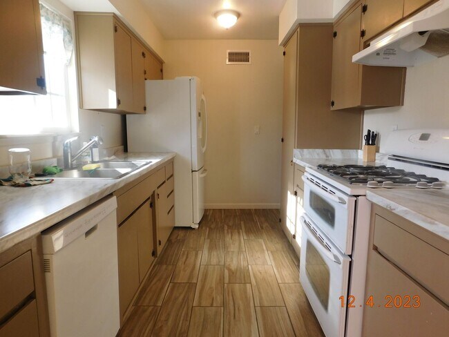 Building Photo - Spacious 3-bedroom, 2-bathroom home