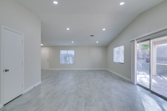 Building Photo - 3 bedrooms, 2 bathrooms remodeled One stor...