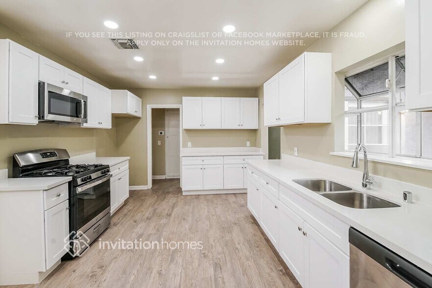 Building Photo - 17363 Saticoy St