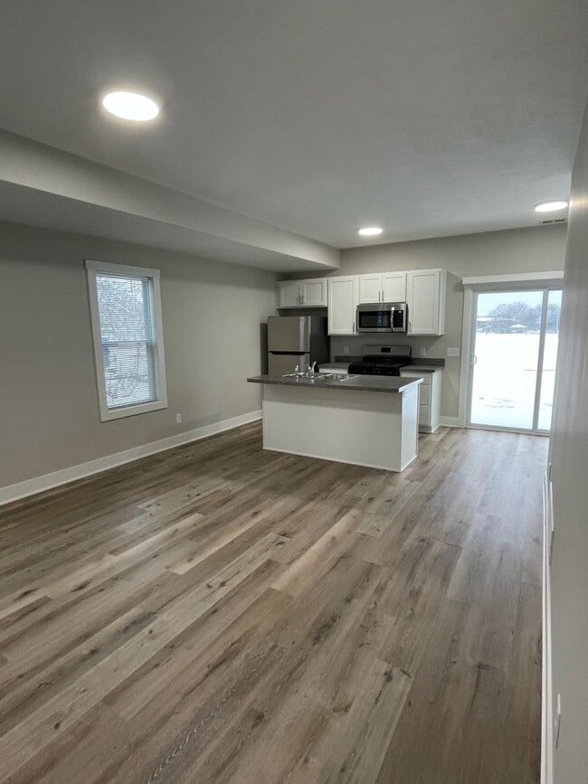 Building Photo - 3 Bedroom Quiet neighborhood