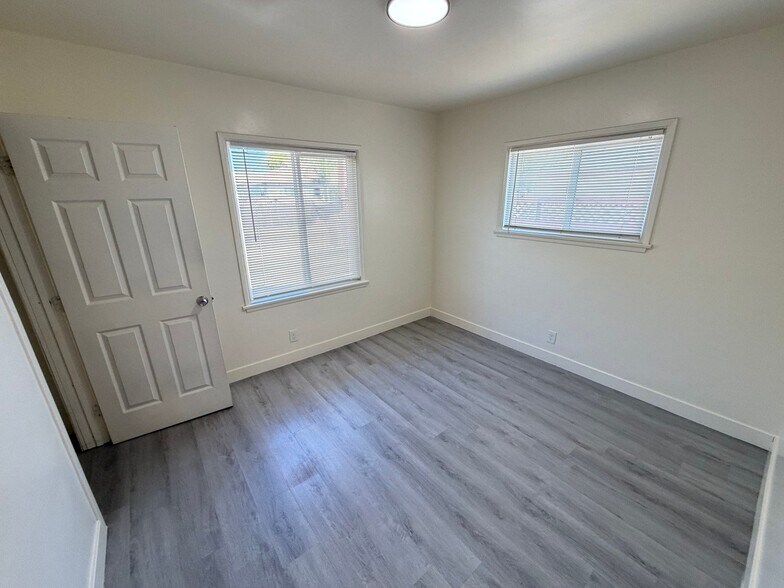 Building Photo - 3552 N Alameda Ave