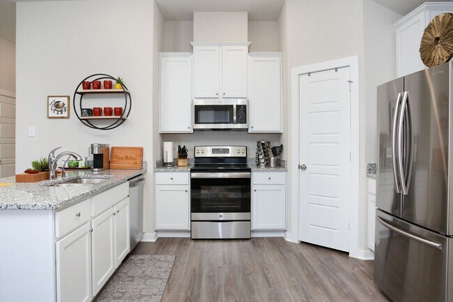 Building Photo - 3 miles from Lackland AFB!! $250 off of the first full month's rent!