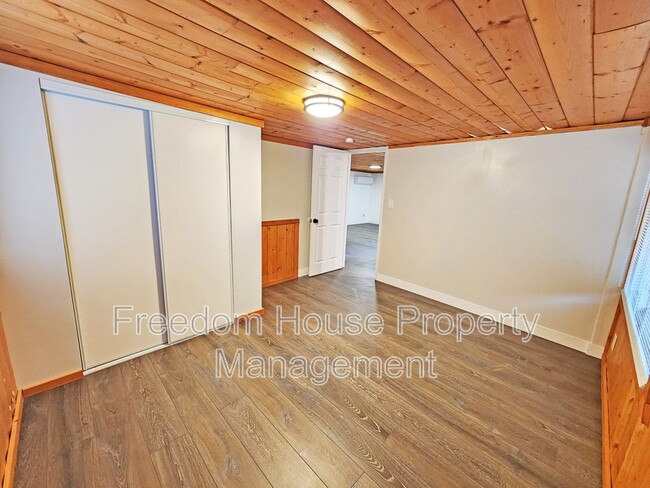 Building Photo - 2220 W Bell Vista Ave