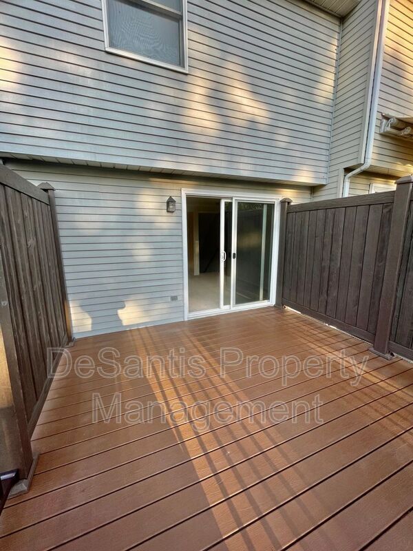 Building Photo - 925 Elm Ct