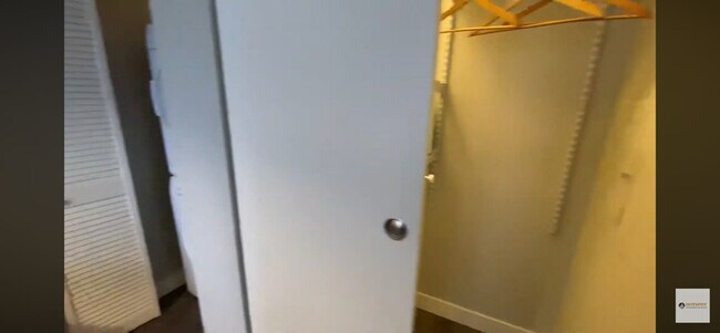 Building Photo - 40 E Delaware Pl