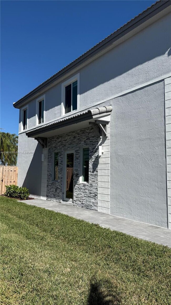 Building Photo - 679 SE 13th St Cir