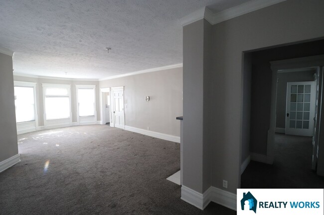 Building Photo - Spacious Two Bed One and a Half Bath