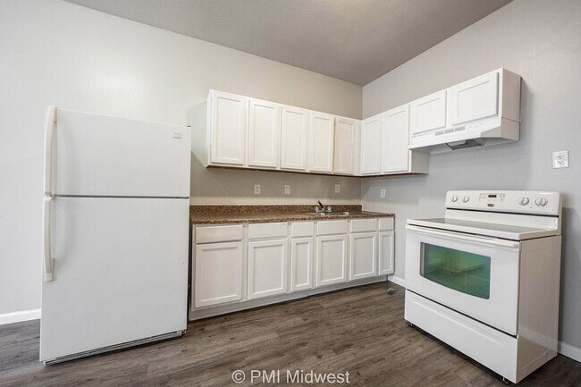 Building Photo - "Charming 2-Bedroom Retreat in Indianapoli...
