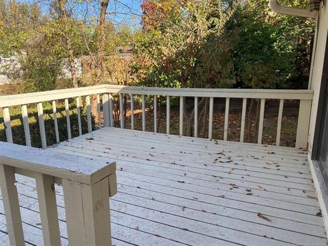 Building Photo - Jenks Schools! This 3 bedroom, 2 bath duplex is located at back of cul-de-sac