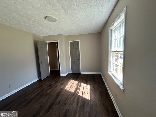 Building Photo - 2000 Forest Dr