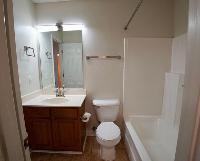 Building Photo - NICE One Level Nashville Area Home Near Lakes and Airport!