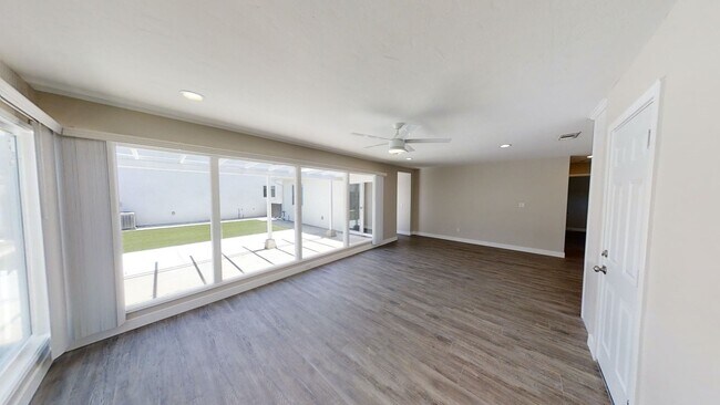 Building Photo - Beautiful home on Tipton with private yard!!