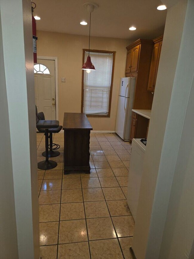 Building Photo - 5BR/1.5BA Row Home with Backyard and Laund...