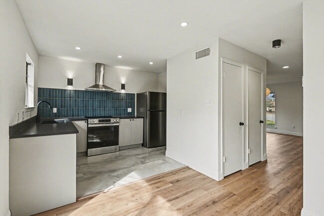 Building Photo - 2103 Mistletoe Ave