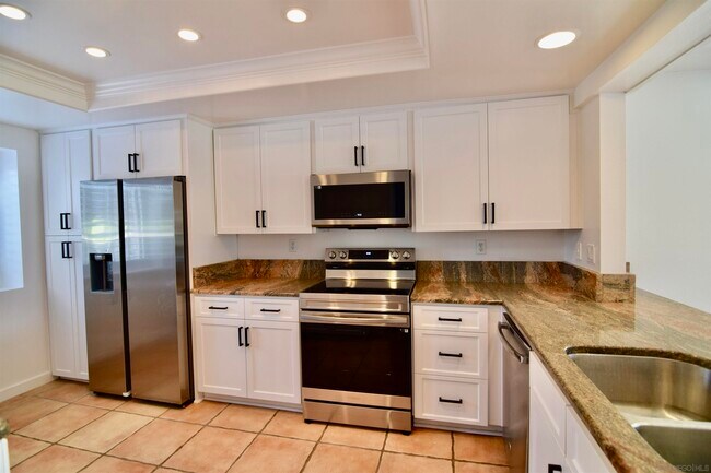 Building Photo - 2501 Navarra Dr