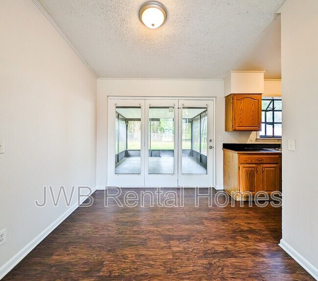 Building Photo - 2050 Monteau Dr