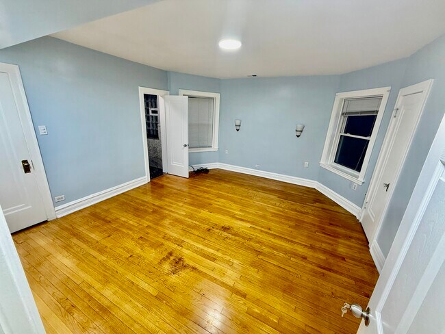 Building Photo - 6014 N Francisco Ave